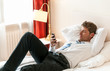 Foto: Junger Mann mit Handy, Hotelzimmer, privat, Feierabend Junger Mann mit Handy, Hotelzimmer, privat, Feierabend