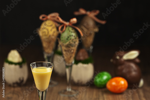 Photo: Stillleben für Ostern mit Eierlikör-Glas im Vordergrund Stillleben für Ostern mit Eierlikör-Glas im Vordergrund