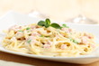 pasta italiana linguine panna prosciutto e piselli