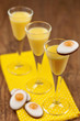 Eierlikör als Aperitif mit Fondant-Ostereier