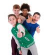 Teenager mit Daumen hoch