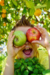 Foto: Kind mit Apfel Kind mit Apfel