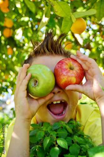 Photo: Kind mit Apfel Kind mit Apfel