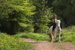 Mädchen reiter im Frühlingswald