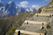 sentiero davanti al monte bianco