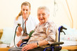 Pflegerin und eine Seniorin im Altenheim