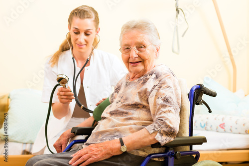 Photo: Pflegerin und eine Seniorin im Altenheim Pflegerin und eine Seniorin im Altenheim