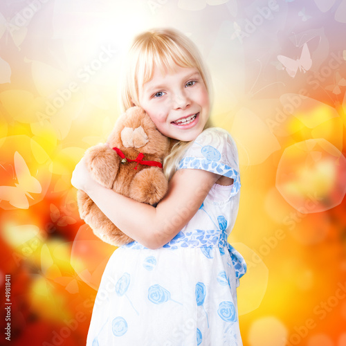 Photo: kleines Mädchen vor Frühlingshintergrund kleines Mädchen vor Frühlingshintergrund
