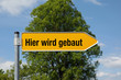 Foto: Gelber Pfeil mit Baum HIER WIRD GEBAUT Gelber Pfeil mit Baum HIER WIRD GEBAUT