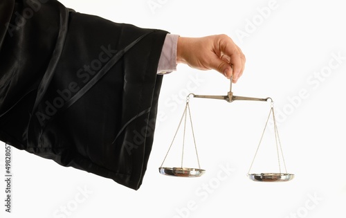 Photo: Arm in Robe mit Waage Arm in Robe mit Waage