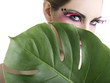 Beauty di donna nascosto da una foglia verde