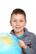 Junge mit Globus