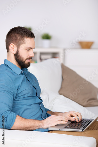 Photo: junger mann surft im internet junger mann surft im internet