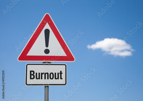 Photo: Achtung Schild mit Wolke BURNOUT Achtung Schild mit Wolke BURNOUT