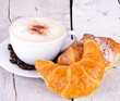 Leckeres Frühstück mit Latte Macchiato und Croissants