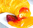 Süß-fruchtiges Frühstück: Croissant genießen