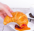 Frühstück genießen: Croissant mit fruchtiger Marmelade