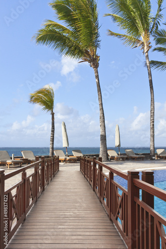 Photo: passerelle sur piscine tropicale passerelle sur piscine tropicale