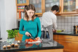 Junges Paar beim gemeinsamen Kochen und Essen