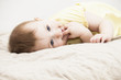 Baby liegend im Bett