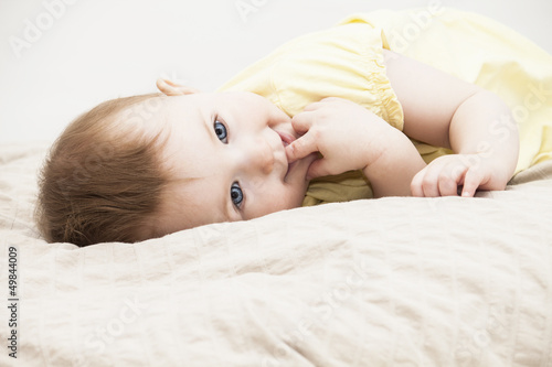 Photo: Baby liegend im Bett Baby liegend im Bett