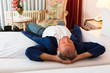 Älterer Mann liegt auf dem Bett im Hotelzimmer