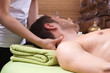 Mann wird am Nacken massiert - Thai-Massage