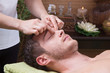 Attraktiver Mann bekommt eine Gesichtsmassage