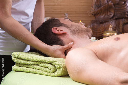 Photo: Mann wird am Nacken massiert - Thai-Massage Mann wird am Nacken massiert - Thai-Massage