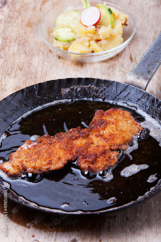 Photo: Wiener Schnitzel in einer Eisernpfanne Wiener Schnitzel in einer Eisernpfanne