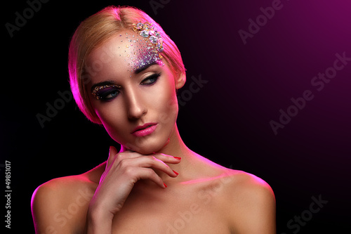 Photo: Portrait of beautiful woman with artistic makeup Portrait of beautiful woman with artistic makeup