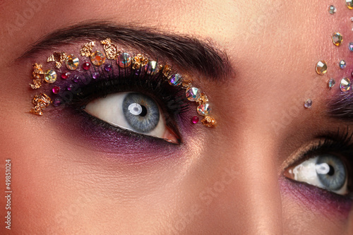 Photo: Portrait of beautiful woman with artistic makeup Portrait of beautiful woman with artistic makeup