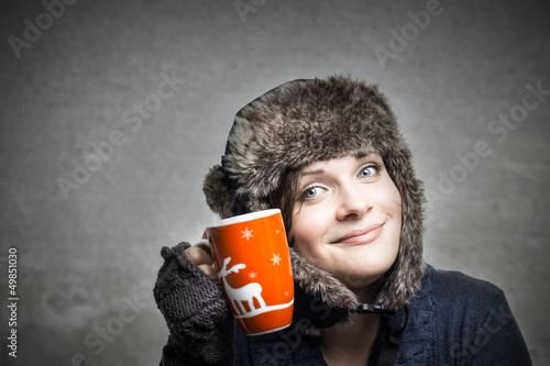 Photo: Junge Frau kuschelt mit ihrer Tasse Junge Frau kuschelt mit ihrer Tasse