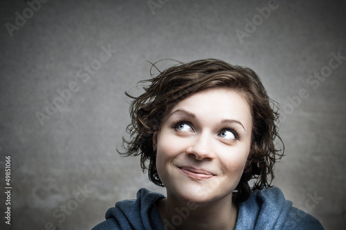 Photo: Junge Frau ist neugierig und gespannt! Junge Frau ist neugierig und gespannt!