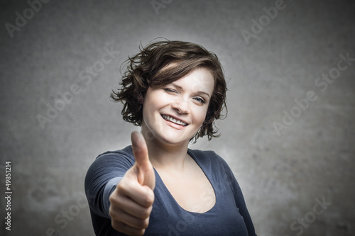 Photo: Junge Frau hält ihren Damen hoch in die Luft! Junge Frau hält ihren Damen hoch in die Luft!
