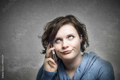Photo: Frau ist genervt am Telefonieren Frau ist genervt am Telefonieren