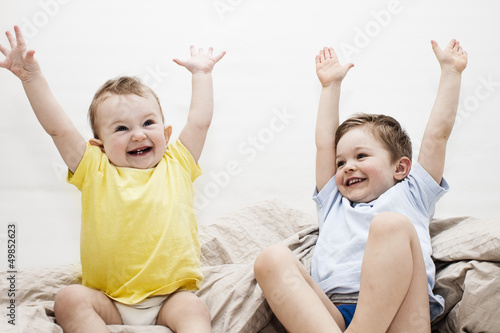 Photo: Kinder spielen im bett Kinder spielen im bett