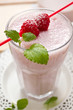 Milchshake mit Himbeeren und Melisseblatt
