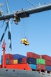 Foto: Container ship working with a crane in the port of Alicante Container ship working with a crane in the port of Alicante
