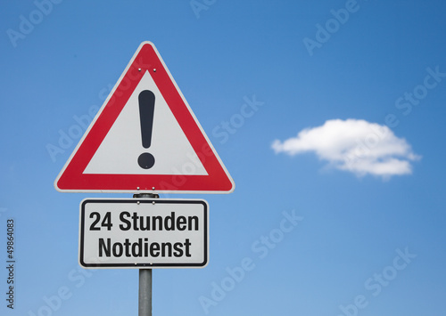 Photo: Achtung Schild mit Wolke 24 STUNDEN NOTDIENST Achtung Schild mit Wolke 24 STUNDEN NOTDIENST