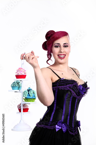 Photo: Junge sexy Frau mit Spange bringt Cupcakes Junge sexy Frau mit Spange bringt Cupcakes