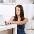 frau arbeitet zuhause am laptop