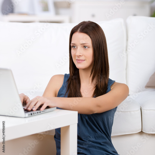 Photo: frau arbeitet zuhause am laptop frau arbeitet zuhause am laptop