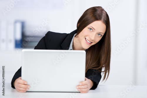 Photo: junge geschäftsfrau arbeitet am laptop junge geschäftsfrau arbeitet am laptop