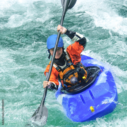 Photo: Kajakerin hat Spass im Wasser Kajakerin hat Spass im Wasser