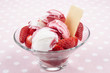 Vanilleeis und Erdbeereis mit einer Waffel