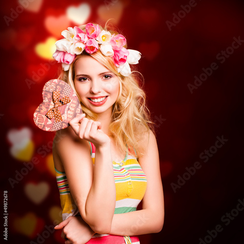 Photo: attraktive blonde Frau mit Geschenkbox attraktive blonde Frau mit Geschenkbox