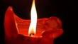 große-rote-kerze-leuchtet