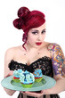 Photo: Junge Frau im Pin Up Style serviert Cupcake Junge Frau im Pin Up Style serviert Cupcake