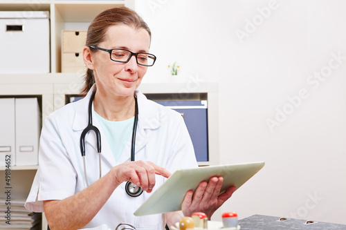 Photo: Ärztin in Büro nutzt Tablet Computer Ärztin in Büro nutzt Tablet Computer
